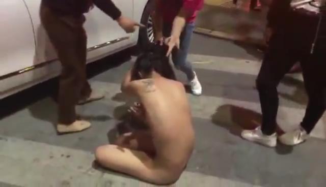 @20208937054 用户上传：暴力抓小三！当街扒光下小三衣服一顿毒打!海报剧照