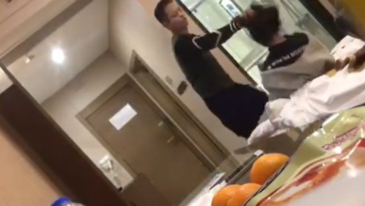 @20207330094 用户上传:暴力男抽打女友 @20207330094 用户上传:暴力男抽打女友