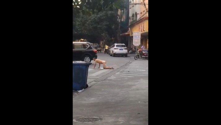 @20209662775 用户上传:大爷疯了脱光在街上学狗爬 @20209662775 用户上传:大爷疯了脱光在街上学狗爬