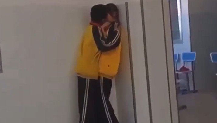 @20206592281 用户上传:小小年纪就学会强吻 @20206592281 用户上传:小小年纪就学会强吻
