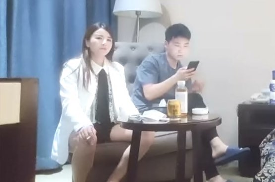 气质型西装御姐,大奶翘起臀,换上黑丝操逼,翘起屁股一下下猛顶,搞得浪叫 气质型西装御姐,大奶翘起臀,换上黑丝操逼,翘起屁股一下下猛顶,搞得浪叫