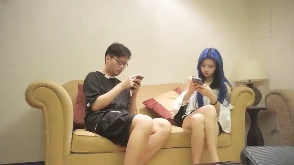 眼镜胖哥约操蓝色头发美妞,细长美腿苗条身材,舌吻互摸灵活舌头舔屌,骑上来操几下累了,扶腰后入猛 眼镜胖哥约操蓝色头发美妞,细长美腿苗条身材,舌吻互摸灵活舌头舔屌,骑上来操几下累了,扶腰后入猛