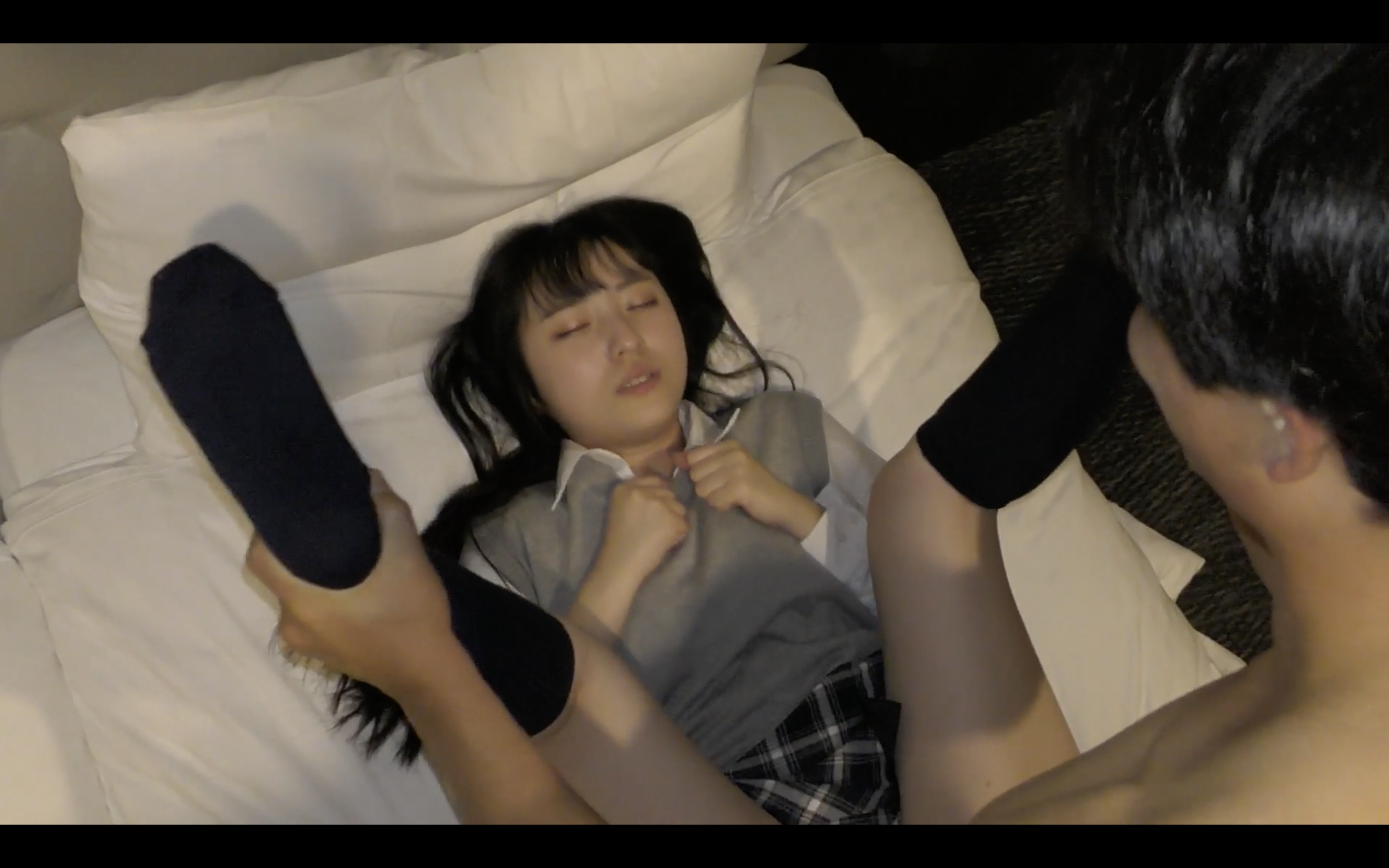 把梦幻般的美少女未来绑在脖子上,把车站便当、便当拿出来,试着碰撞大人的性欲,结果小小的角落里飘出了精子。 把梦幻般的美少女未来绑在脖子上,把车站便当、便当拿出来,试着碰撞大人的性欲,结果小小的角落里飘出了精子。