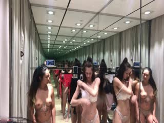 前凸后翘身材非常SEX的华裔留学生与美女闺蜜试衣间换多套内衣美女小蛮腰大翘臀扭来扭去太惹火 前凸后翘身材非常SEX的华裔留学生与美女闺蜜试衣间换多套内衣美女小蛮腰大翘臀扭来扭去太惹火