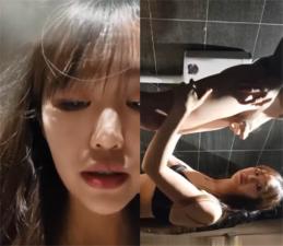 长发美女雪儿粉和男粉丝在网吧厕所约啪,爽到高潮但不敢叫出 长发美女雪儿粉和男粉丝在网吧厕所约啪,爽到高潮但不敢叫出