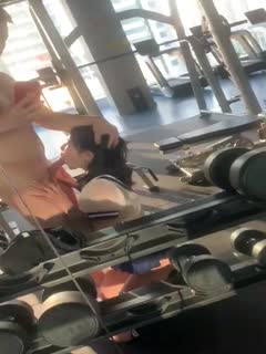 健身房的妹子一不小心碰到我的弟弟 健身房的妹子一不小心碰到我的弟弟