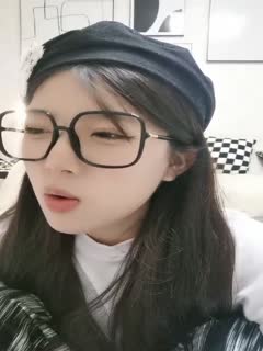 #小魚仔仔清純眼鏡妹！圓潤蜜桃美臀.