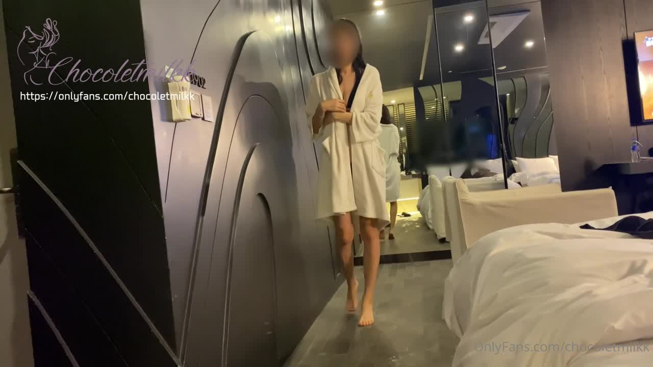好想的穿着比基尼在户外游泳池干阿.